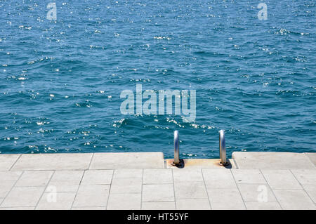 Pier mit Treppen am Meer Stockfoto