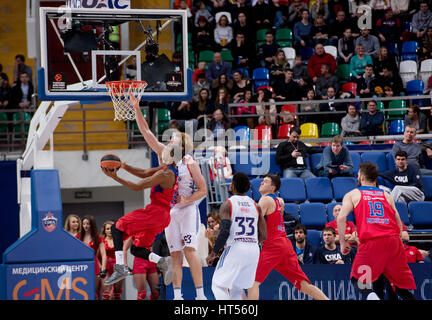 Moskau, Russland - 27. Januar 2017: C. Higgins (22) Angriff auf vor Basketball Spiel ZSKA Vs Anadolu Efes bei regulären Meisterschaft der Euroleague am 27. Januar 2017, in Moskau, Russland. CSKA gewann 80:77 Stockfoto