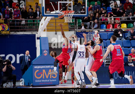 Moskau, Russland - 27. Januar 2017: C. Higgins (22) Angriff auf vor Basketball Spiel ZSKA Vs Anadolu Efes bei regulären Meisterschaft der Euroleague am 27. Januar 2017, in Moskau, Russland. CSKA gewann 80:77 Stockfoto