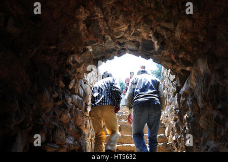 Menschen, die die Höhle vom Mugal Garden, Srinagar, Paradies auf Erden - Kaschmir, Indien passieren (Photo Copyright © by Saji Maramon) Stockfoto