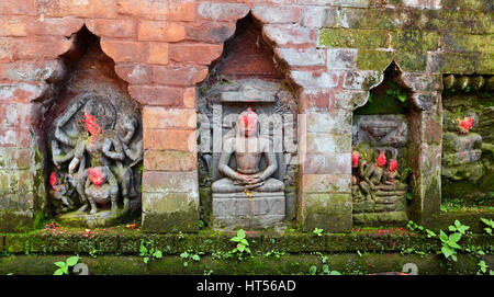 Statuen von Hindu-Gottheiten auf einem öffentlichen Denkmal. Bhaktapur, Nepal Stockfoto