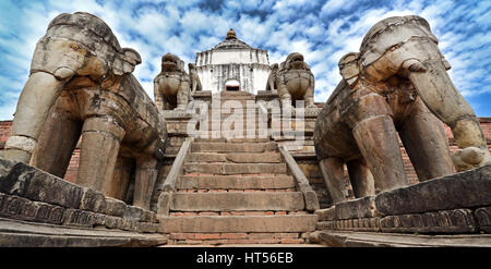 Elefanten einen Tempel in Bhaktapur, Nepal zu schützen. Jetzt zerstört nach dem schweren Erdbeben, das Nepal am 25. April 2015 getroffen Stockfoto