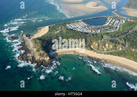 LUFTAUFNAHME. Felsvorsprung von Nambucca führt zwischen Shelly Beach und der Mündung des Nambucca River. New South Wales, Australien. Stockfoto