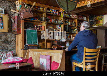 ältere Menschen trinken allein im Irish Pub. Mike Murt Cahersiveen, County Kerry, Irland Stockfoto