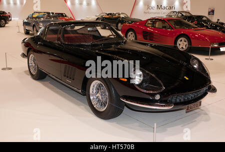 Dreiviertelansicht von einem schwarzen Ferrari 275 GTB in der Ferrari Tribute Sammlung, die 2017 London Classic Car Show Stockfoto