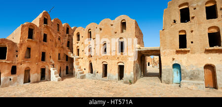 Ksar Ouled Soltane, als traditionelle Saharan Berber und Araber befestigten Adobe gewölbten Kornhaus Keller, Tunesien Stockfoto