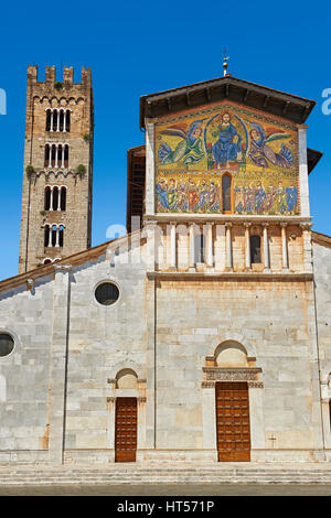 Fassade mit byzantinischen Mosaik Panel Darstellung Christus Pantokrator der Basilika von San Frediano, eine romanische Kirche, Lucca, Tunscany, Italien Stockfoto