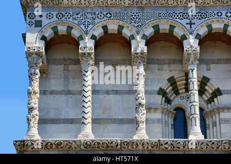 13. jahrhundert Romaesque arcade Säulen, Statuen und eingelegten Darstellungen von Tieren von San Michele in Foro, Lucca, Tunscany, Italien, Stockfoto