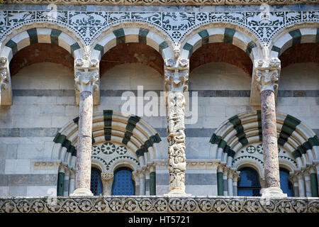 13. jahrhundert Romaesque arcade Säulen, Statuen und eingelegten Darstellungen von Tieren von San Michele in Foro, Lucca, Tunscany, Italien, Stockfoto