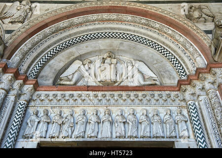 Späten mittelalterlichen Relief-Skulpturen von Typanuim der Eingangstür Darstellung des Christus Pantokrator über die Apostel, die Cattedrale di San Martino, Stockfoto