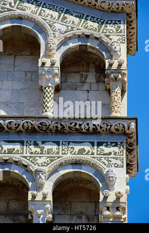 13. jahrhundert Romaesque arcade Säulen, Statuen und eingelegten Darstellungen von Tieren von San Michele in Foro, Lucca, Tunscany, Italien, Stockfoto