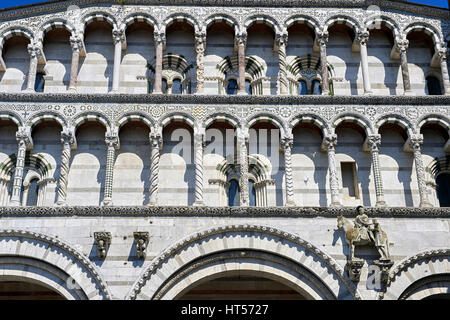 13. jahrhundert Romaesque arcade Säulen, Statuen und eingelegten Darstellungen von Tieren von San Michele in Foro, Lucca, Tunscany, Italien, Stockfoto