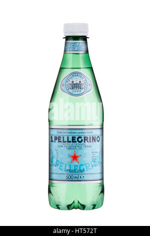 500ml einzelne grüne Flasche San Pellegrino Mineralwasser als ein Packshot auf weißem Hintergrund Stockfoto