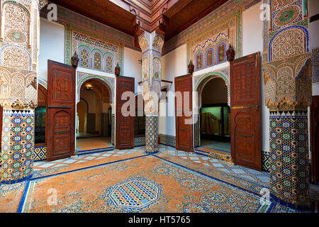 Arabesque maurischen Stuckarbeiten und Zellij Mosaiken des Dar Jamai Museums eine typische Behausungen der hohen marokkanischen Bourgeoisie am Ende des XIX. Jahrhunderts. Stockfoto