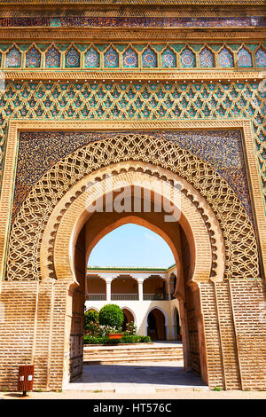 Zellij Mosaiken und Arabeske maurischen Verputz von der Bab Mansour-Tor. Benannt nach der Architekten, El-Mansour, 1732 den Entwurf des g abgeschlossen Stockfoto