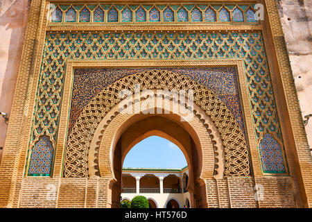 Zellij Mosaiken und Arabeske maurischen Verputz von der Bab Mansour-Tor. Benannt nach der Architekten, El-Mansour, 1732 den Entwurf des g abgeschlossen Stockfoto