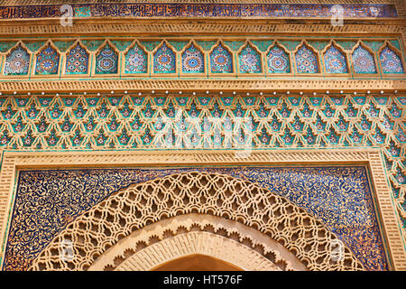 Zellij Mosaiken und Arabeske maurischen Verputz von der Bab Mansour-Tor. Benannt nach der Architekten, El-Mansour, 1732 den Entwurf des g abgeschlossen Stockfoto