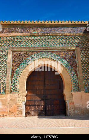 Zellij Mosaiken und Arabeske maurischen Verputz von der Bab Mansour-Tor. Benannt nach der Architekten, El-Mansour, 1732 den Entwurf des g abgeschlossen Stockfoto