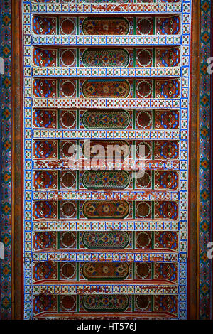 Berber Arabesken bemalte Holzdecke. Die Petite Gericht, Bahia-Palast, Marrakesch, Marokko Stockfoto