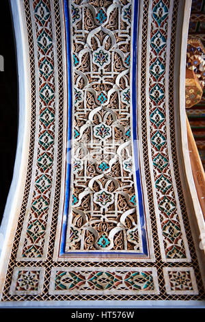 Berber Arabesque gemalt Morabe Platerwork architektonische Details aus der Petite Gericht, Bahia-Palast, Marrakesch, Marokko Stockfoto