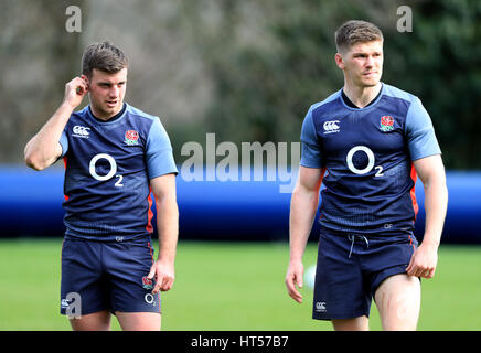 Englands George Ford (links) und Owen Farrell während des Trainings im Pennyhill Park, Bagshot. Stockfoto