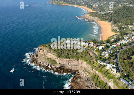 LUFTAUFNAHME. Malerische Strandgemeinde nördlich von Sydneys Zentrum. Bilgola Beach, Sydney, New South Wales, Australien. Stockfoto