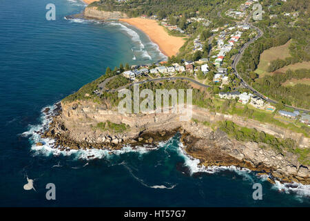 LUFTAUFNAHME. Malerische Strandgemeinde nördlich von Sydneys Zentrum. Bilgola Beach, Sydney, New South Wales, Australien. Stockfoto