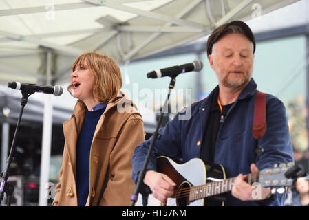 Billy Bragg und Beth Orton im März 4 Frauen am internationalen Tag der Frauen von CARE International organisiert und durchgeführt in The Scoop, Rathaus, London Stockfoto