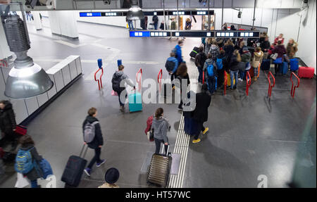 Reisende durchqueren Bahnhof tragen Koffer, Wien, Österreich. Stockfoto