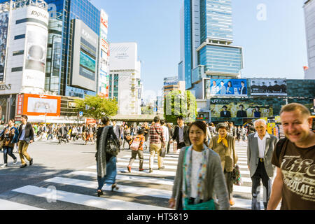 Tokio - 24. Oktober: Fußgänger bei Shibuya Kreuzung 24. Oktober 2016 in Tokio, JP. Die berühmte Kreuzung ist eines der bekanntesten Beispiele für eine scra Stockfoto