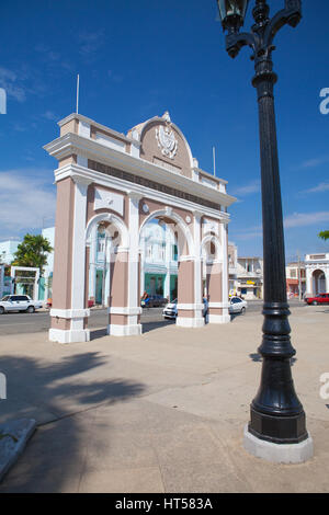 Cienfuegos, Kuba - 28. Januar 2017: Der Triumphbogen in Kuba, Jose Marti Park, Cienfuegos (UNESCO Weltkulturerbe). Cienfuegos, Hauptstadt des Cienfueg Stockfoto