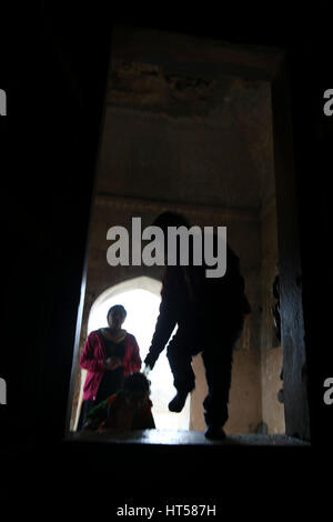 Kind-Eintrag in den Tempel. Kharujaho, Indien Stockfoto
