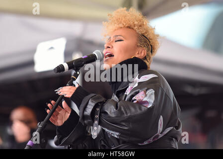 Emeli Sande singen auf dem Marsch 4 Frauen am internationalen Tag der Frauen von CARE International organisiert und durchgeführt in The Scoop, Rathaus, London Stockfoto