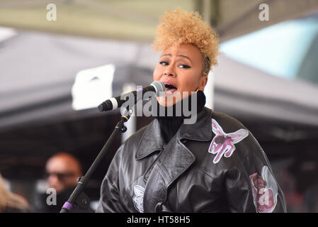 Emeli Sande singen auf dem Marsch 4 Frauen am internationalen Tag der Frauen von CARE International organisiert und durchgeführt in The Scoop, Rathaus, London Stockfoto