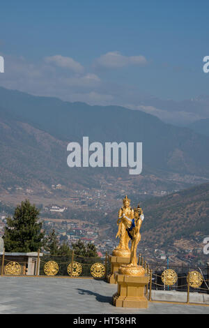 Bhutan Thimphu. Dordenma Buddha-Statue. Goldene Statuen um eines der größten Buddha-Statuen der Welt mit Blick auf Kuenselphodrang Natur Pa Stockfoto