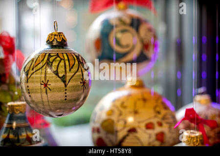 Traditioneller Weihnachtsschmuck in Vietri Sul Mare, Italien gefunden. Stockfoto