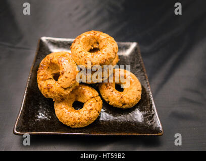 Zimt Donuts auf einem Teller Stockfoto