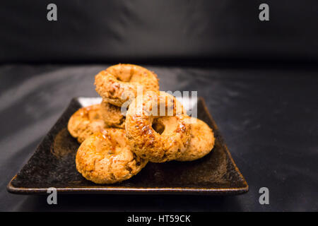 Zimt Donuts auf einem Teller Stockfoto