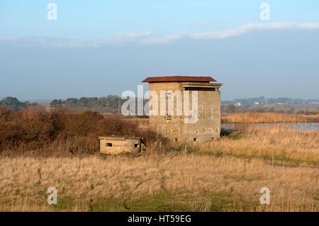 Ersten Weltkrieg Pillbox und zweiten Weltkrieg Aussichtsturm, Osten Lane, Bawdsey, Suffolk, UK. Stockfoto