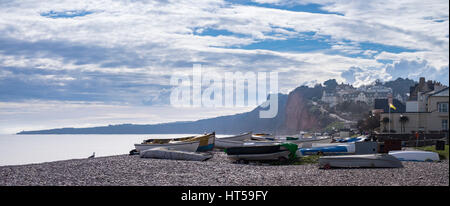 Boote auf dem Kiesstrand Budleigh Salterton Devon hochgezogen Stockfoto