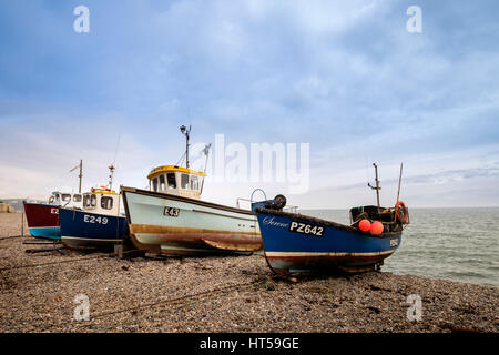 Bier-Strand mit Strand lancierte Angelboote/Fischerboote auf dem Kiesstrand Devon hochgezogen Stockfoto