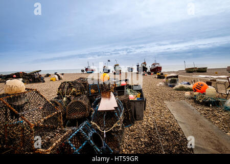 Hummer und Krabben Töpfe Bier mit am Strand Strand lancierte Angelboote/Fischerboote auf dem Kiesstrand Devon hochgezogen Stockfoto