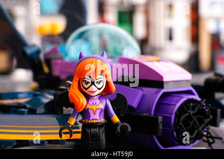 Tambow, Russische Föderation - 4. März 2017 Lego DC Super Hero Girls Welt. Batgirl Spielfigur gegen die Batjet. Studio gedreht. Stockfoto