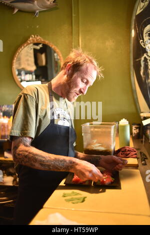 Koch Davin Waite, Mitinhaber der Schraubenschlüssel & Nagetier Seabasstropub, Vorbereitung von Sushi mit nachhaltigen Quellen Frischfisch, Oceanside, Kalifornien. Stockfoto