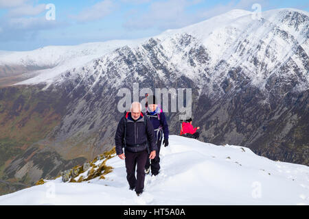 Zwei Wanderer Wandern im Schnee auf Y Garn North East Ridge mit Blick auf Carneddau in Snowdonia National Park (Eryri) Berge. Ogwen Gwynedd North Wales UK Stockfoto
