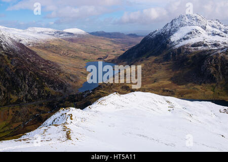 Hohen Blick ins Ogwen-Tal und Berg Tryfan von Y Garn Ridge mit Schnee in Snowdonia-Nationalpark Berge. Ogwen, Gwynedd, North Wales, UK, Großbritannien Stockfoto