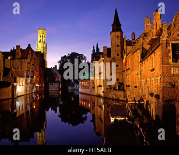 Die Dijver Kanal und Glockenturm beleuchtet in der Abenddämmerung, Brügge, Belgien. Stockfoto