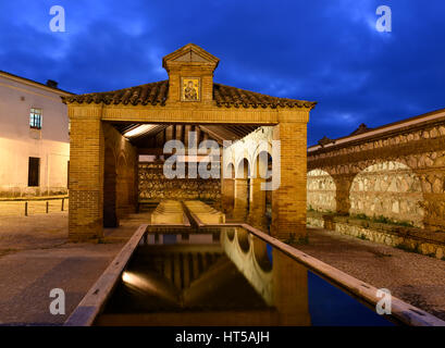 Alte historische Waschanlage im weißen Dorf Aracena. (Lavadero auf Spanisch) EIN Ort zum Sammeln und Teilen von Geschichten, Dorfleben. Stockfoto