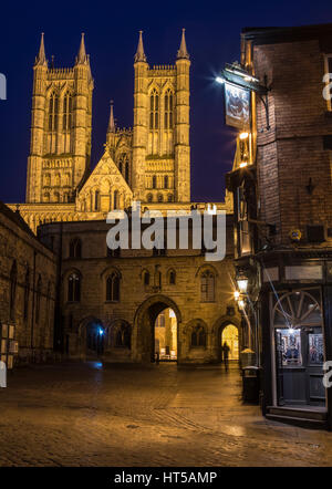 Ein Blick auf die prächtige Kathedrale von Lincoln mit Staatskasse Tor und die Magna Carta Gastwirtschaft in den Vordergrund, Lincoln, UK. Stockfoto