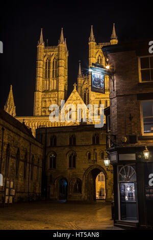 Ein Blick auf die prächtige Kathedrale von Lincoln mit Staatskasse Tor und die Magna Carta Gastwirtschaft in den Vordergrund, Lincoln, UK. Stockfoto